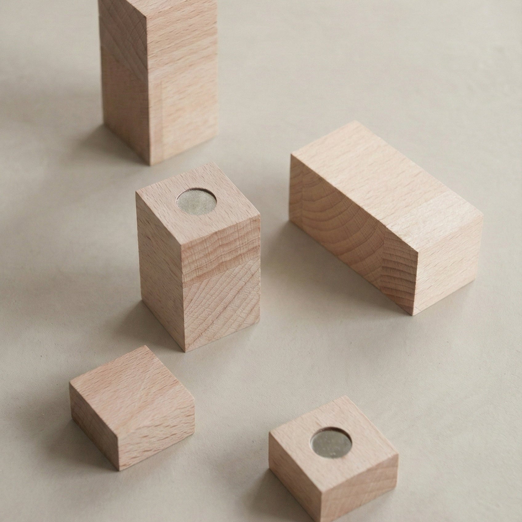 Hold It beech wood stand close-up showing FSC-certified wood grain texture and card slot detail